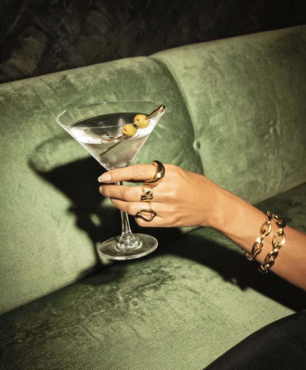 Bartender vs. Mixologist: what each one does and how they differentiate themselves in the world of drinks - UpEventi bartender mixologist