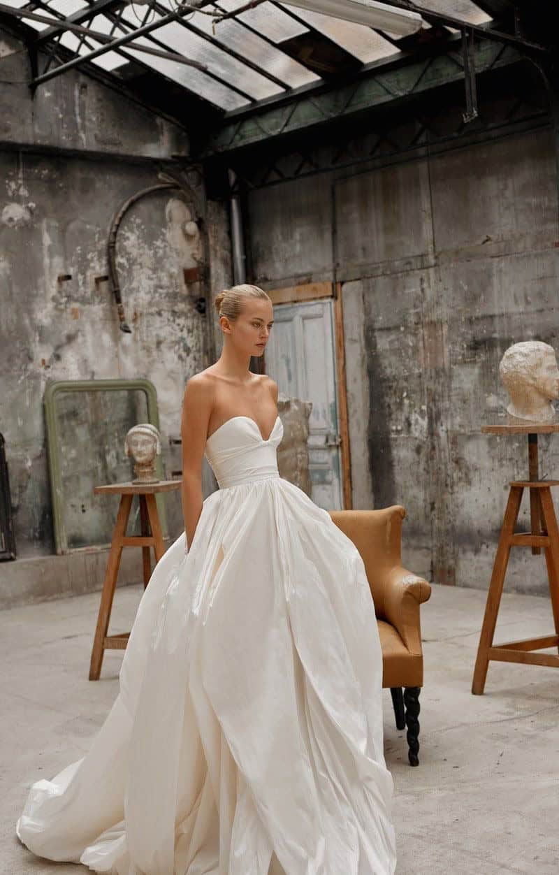 Is it appropriate to wear white to a wedding if you're not the bride? - UpEvents