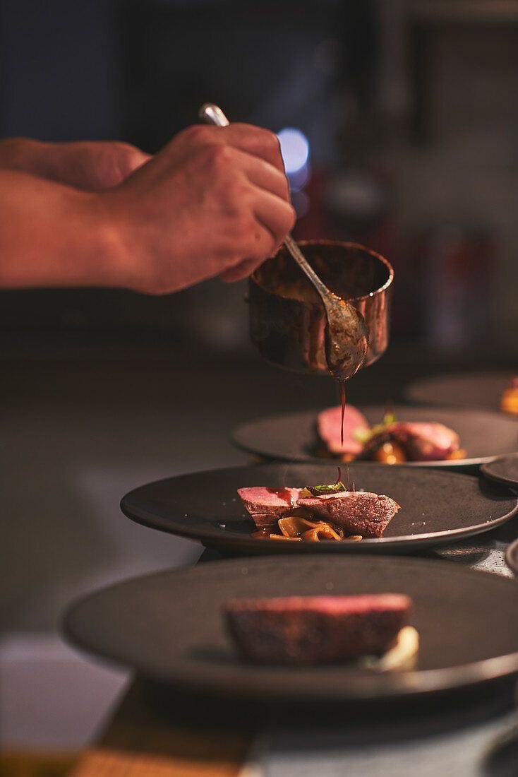 Trends in luxury catering: from menu to culinary show