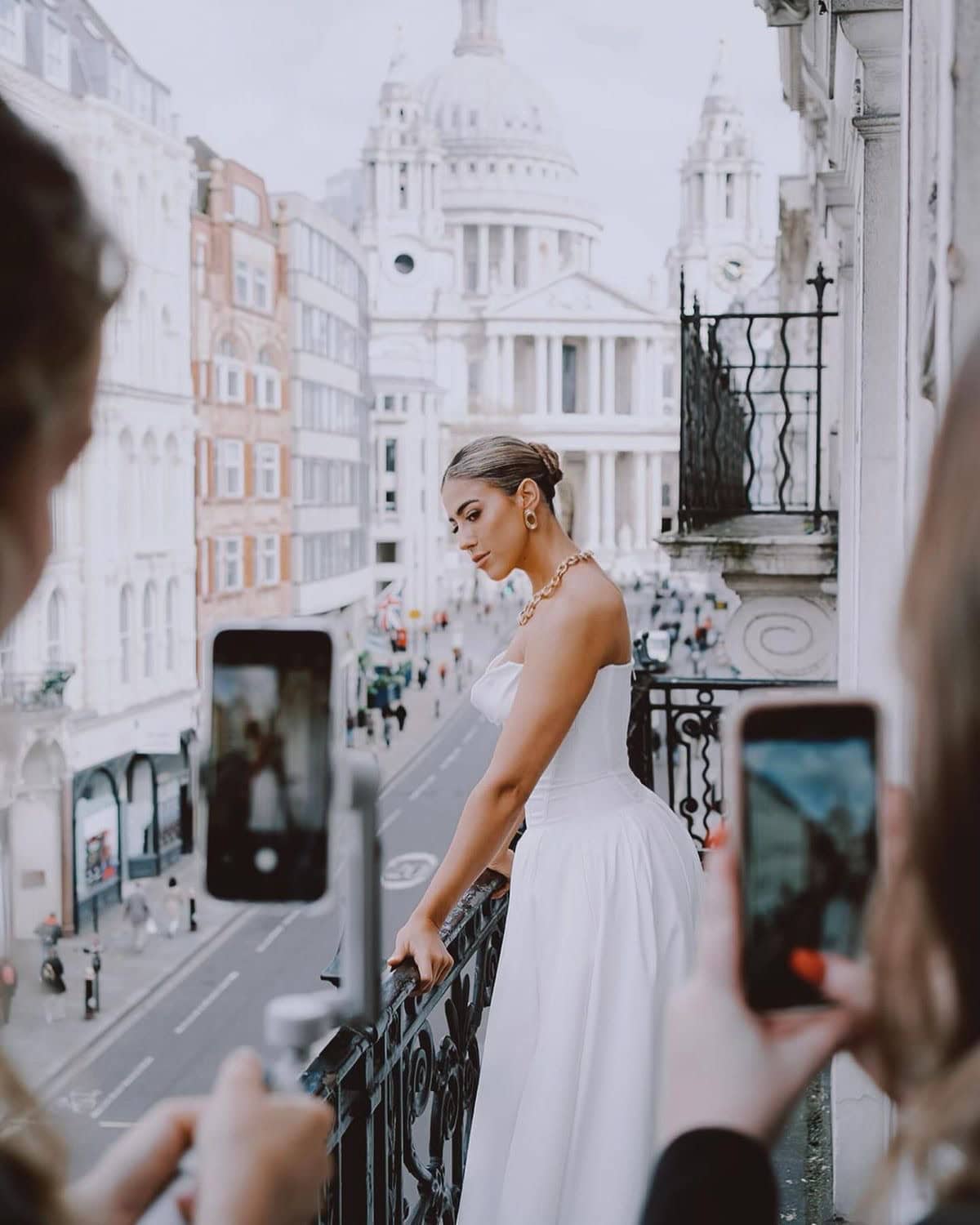 The photographer and the content creator at the wedding: two irreplaceable roles